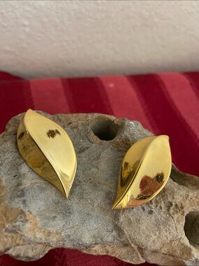 Vintage 80s Shiny Gold Leaf-Shaped Post Pierced Earrings